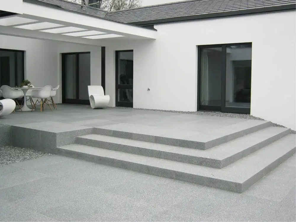 Ukuran Granit untuk Teras Depan Rumah. Sumber: dekoruma.com