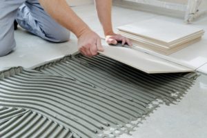 Proses pemasangan keramik lantai, sumber: google.com