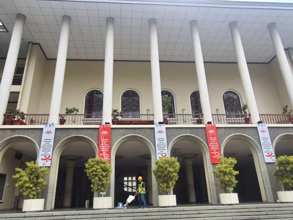 Foto poles lantai gedung pusat UGM